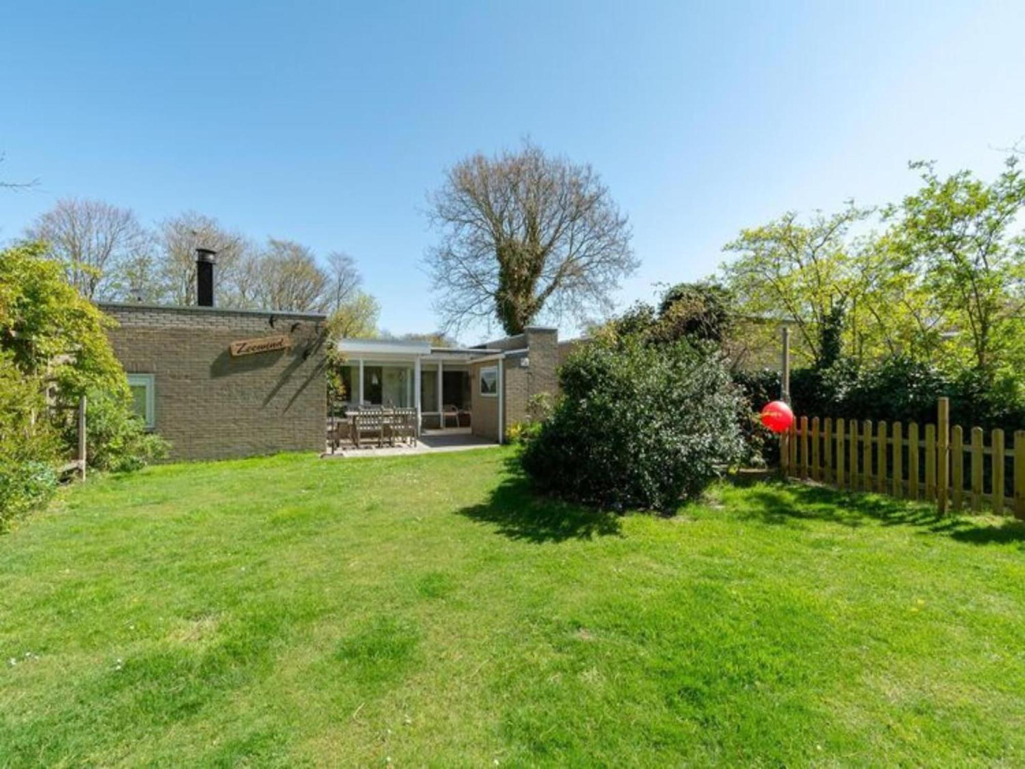 Stylish Bungalow With A Large Garden Sint Maartensvlotbrug 外观 照片