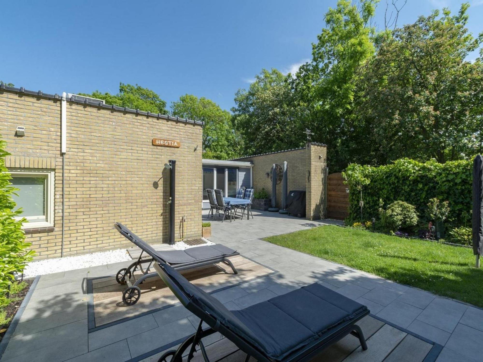 Stylish Bungalow With A Large Garden Sint Maartensvlotbrug 外观 照片