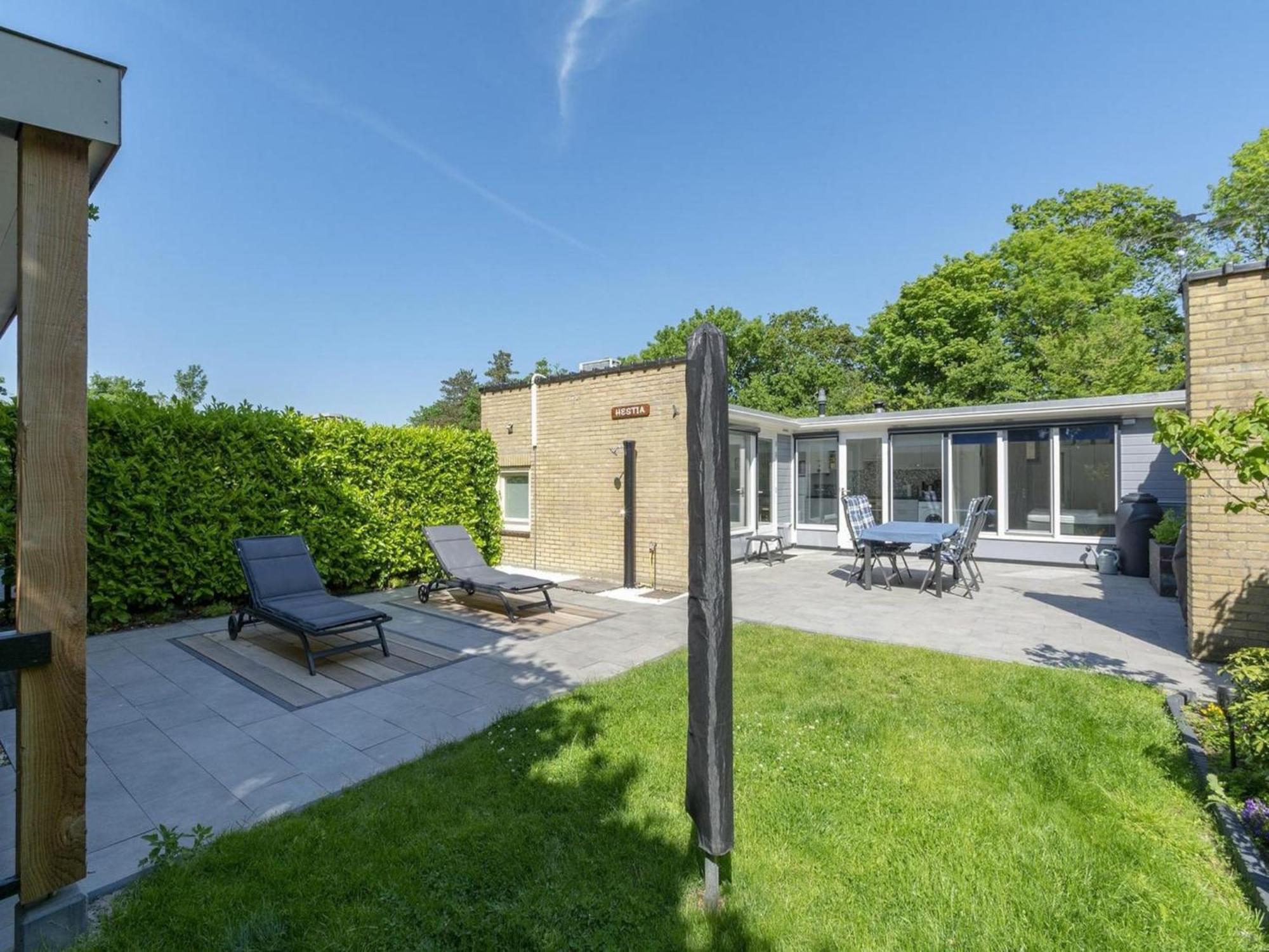 Stylish Bungalow With A Large Garden Sint Maartensvlotbrug 外观 照片