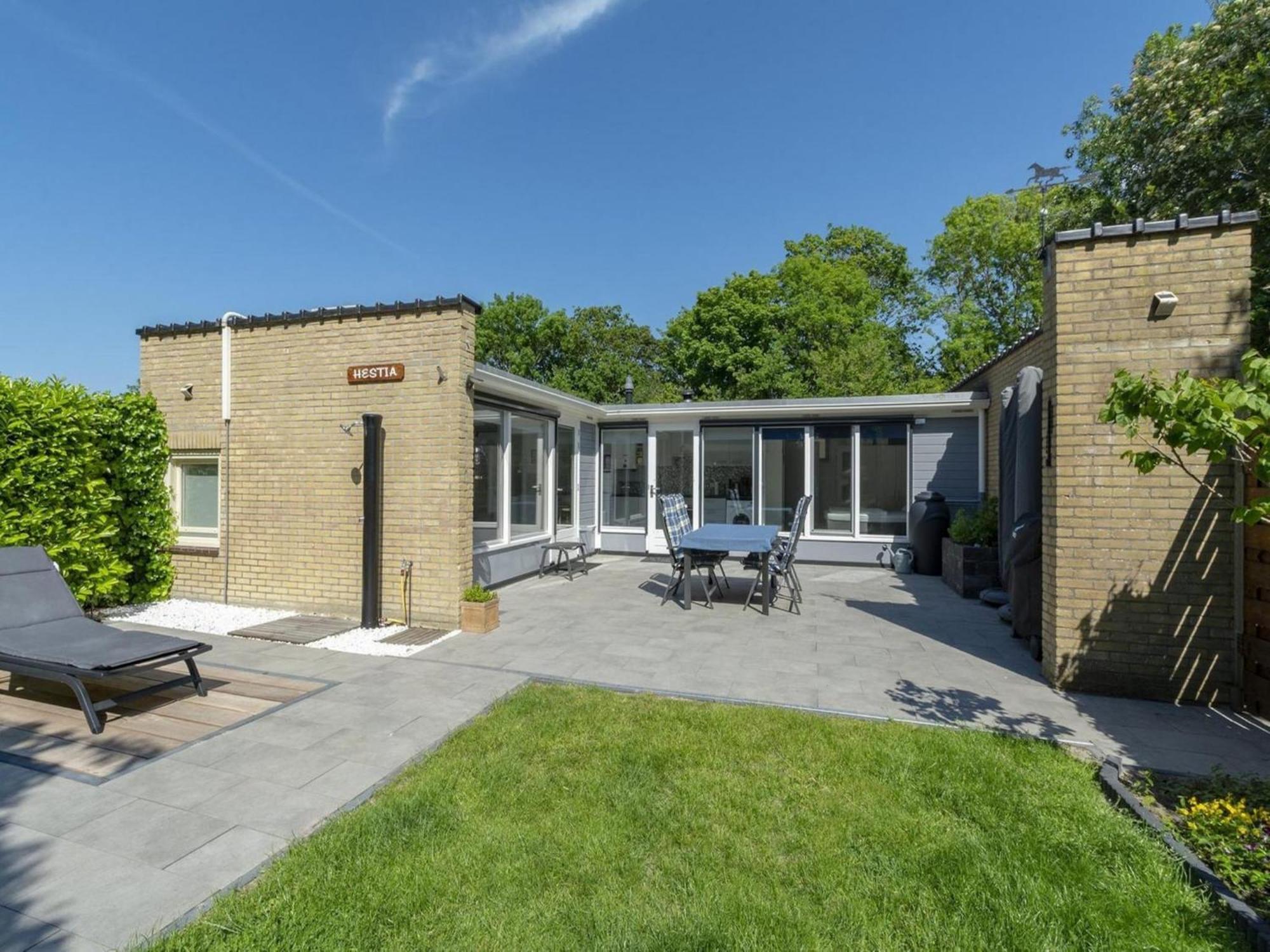Stylish Bungalow With A Large Garden Sint Maartensvlotbrug 外观 照片